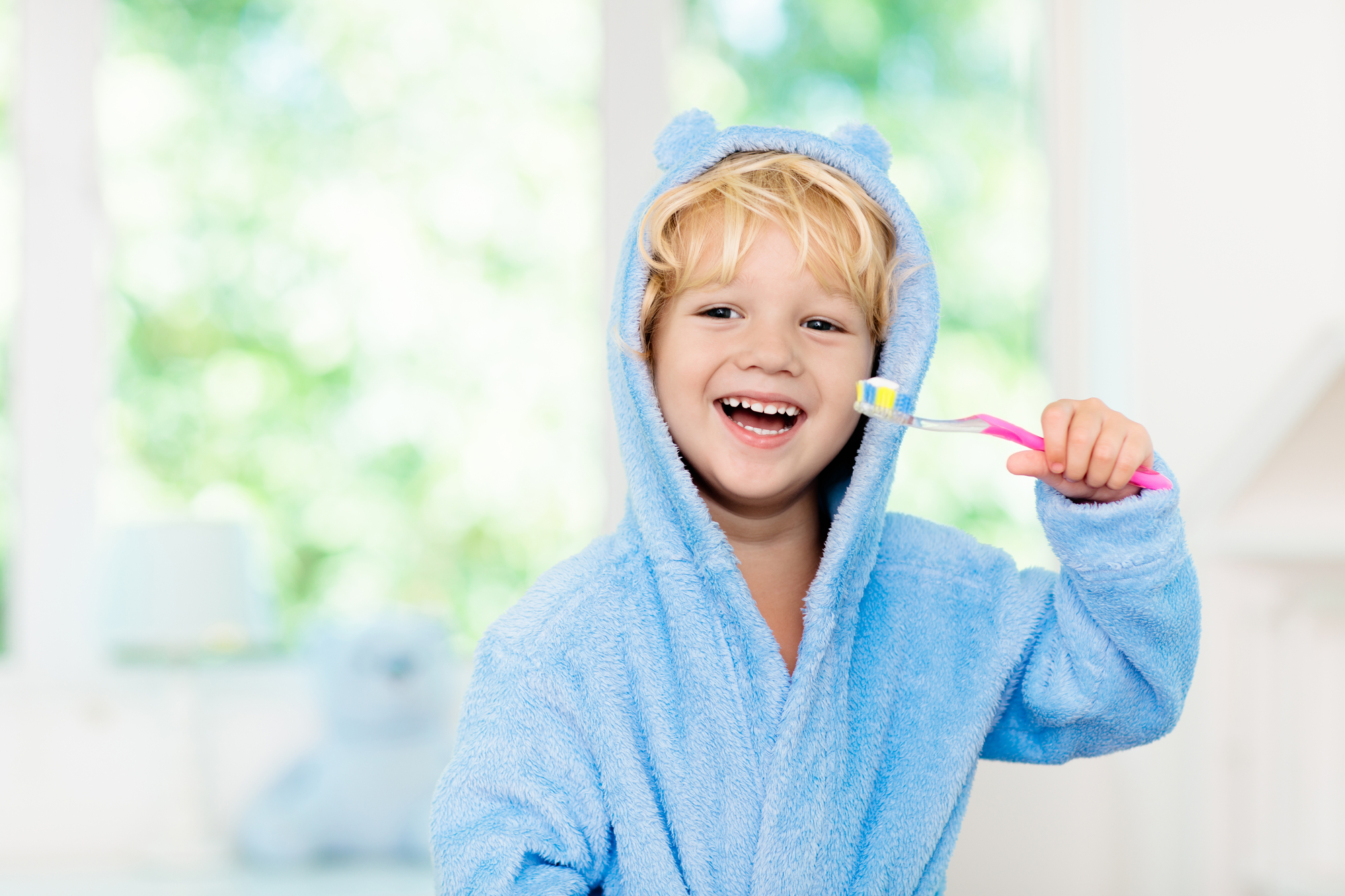 ילד מצחצח שיניים